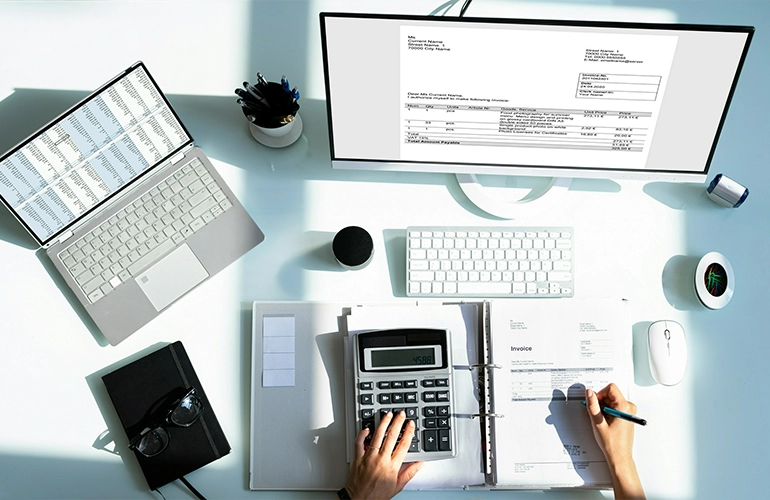 komputer, dokumenty, klawiatura i kalkulator na biurku